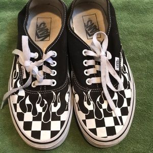 Size 7.5 women’s vans. Still in good condition.